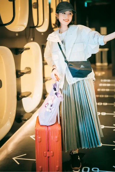 ◆黒キャップ×白ブルゾン×シルバープリーツスカート