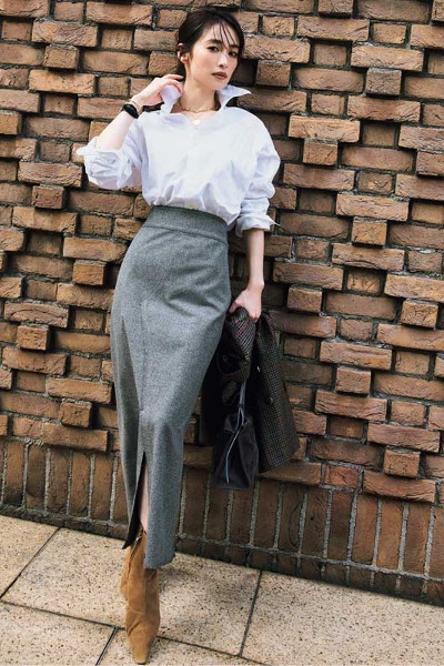 グレータイトスカート×白シャツコーデ
