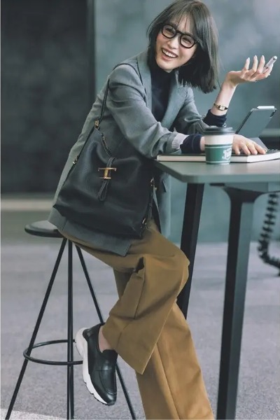 グレージャケット×イエローパンツコーデ