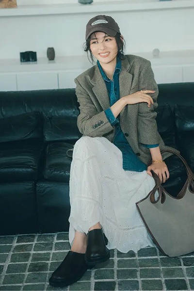 ◆ブラウンキャップ×ジャケット×デニムシャツ×白レーススカート