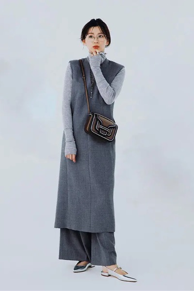 グレーロングジレ×グレーワイドパンツ×グレーニットコーデ