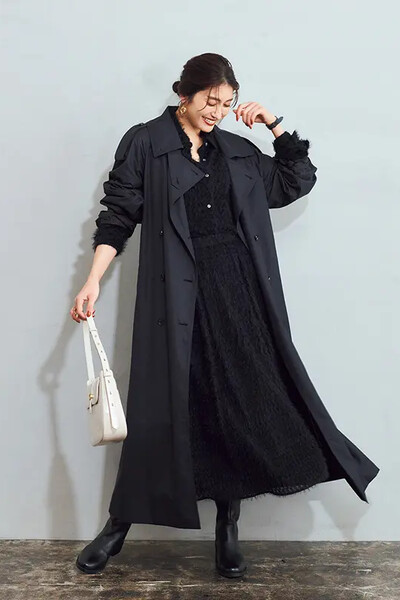 シャツとスカートのセットアップ×黒コート