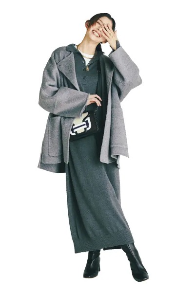 グレーポロニットワンピース×グレーコートコーデ