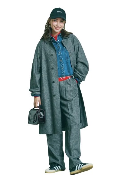 グレーコート×グレーパンツ×ブルーシャツ