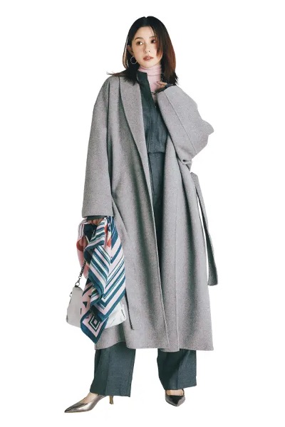 グレーコート×グレーセットアップ×ピンクハイネックニットコーデ