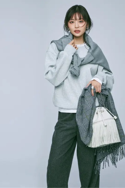 グレースウェット×グレートップス×グレーパンツコーデ