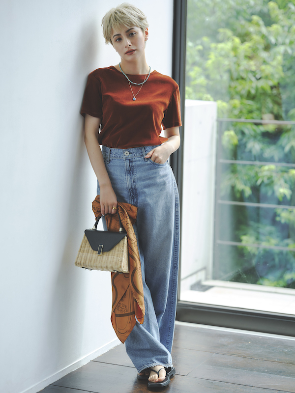 「ベロアTシャツ」でデニムスタイルを秋らしく更新