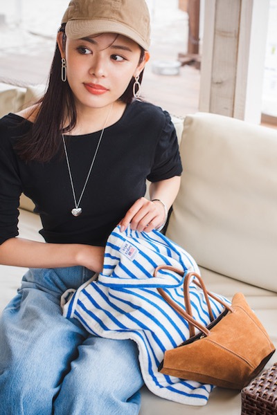 ベージュキャップコーデ