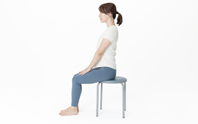 椅子に座りながら前屈/排便を促すストレッチ①