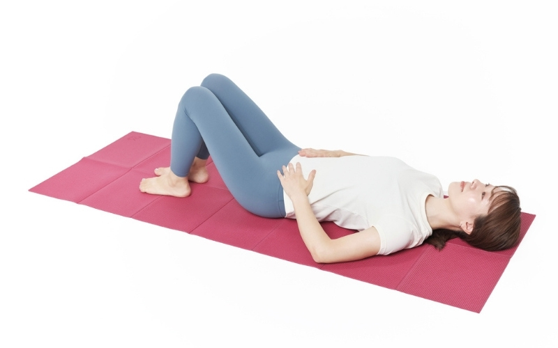 仰向け・ひざ倒し：便秘解消お腹のストレッチ①