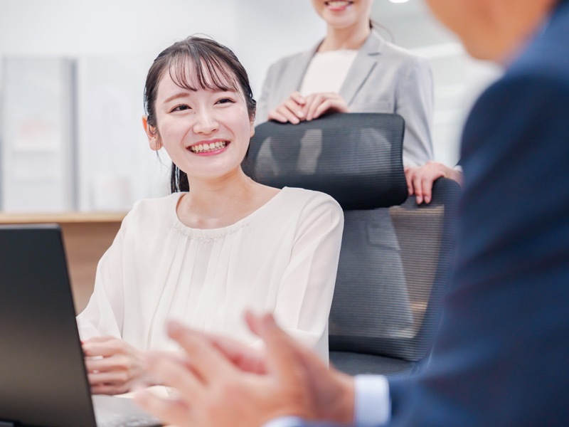 笑顔で会話する女性