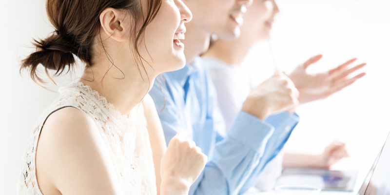 笑顔の男女
