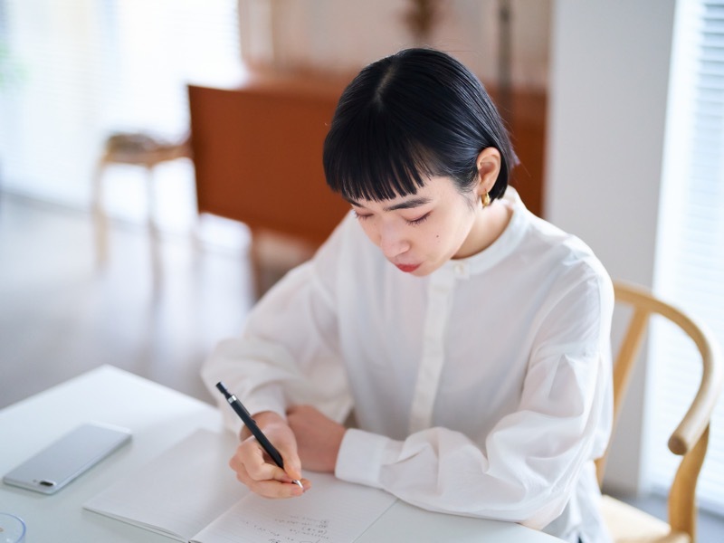書き物する女性