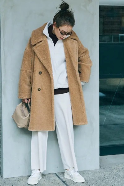 白スニーカー×ベージュオーバーサイズコート×白パンツ
