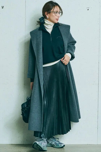 グレープリーツスカート×黒ハーフジッププルオーバー×グレーコート