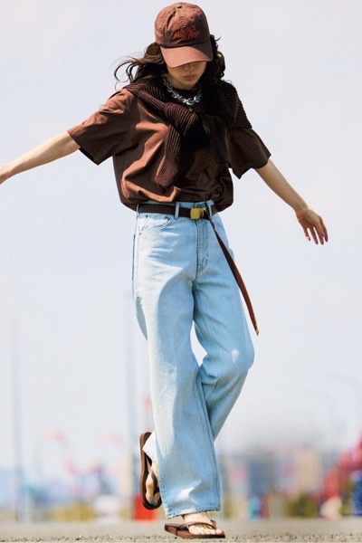 ◆ブラウンキャップ×ブラウンTシャツ×デニムパンツ