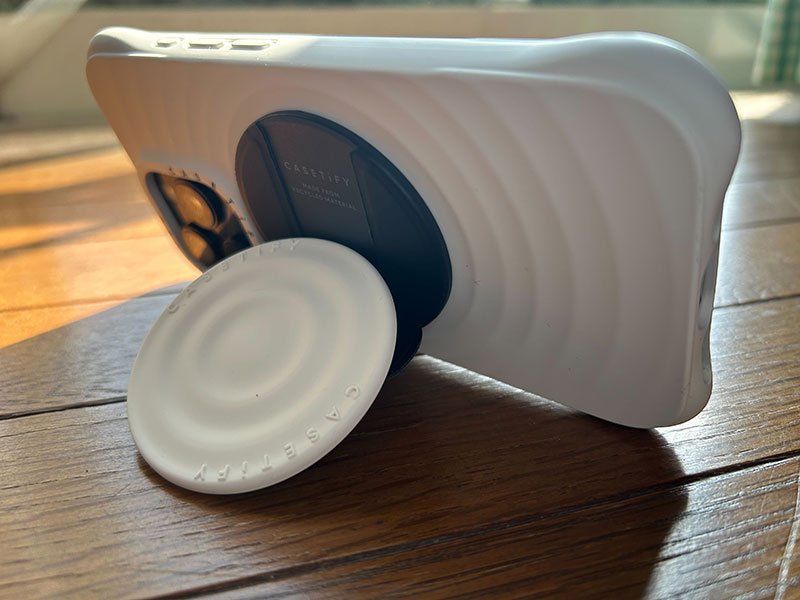 スタンドで立てたスマホ