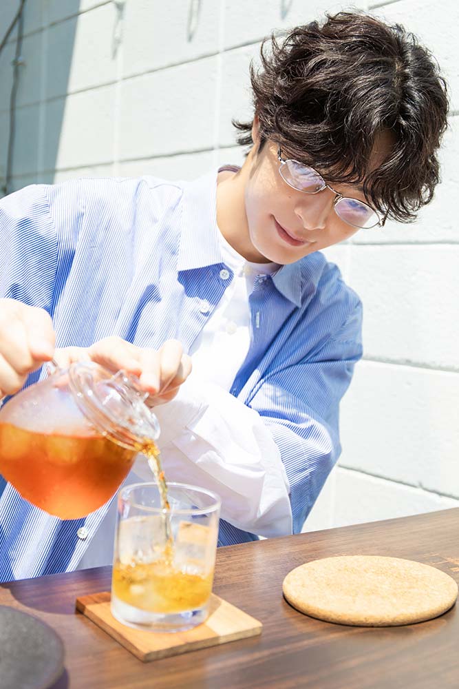 お茶を注ぐ塩野瑛久さん