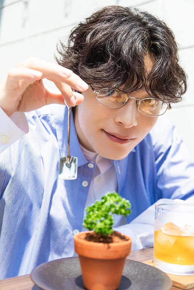 メガネを手にする塩野瑛久さん