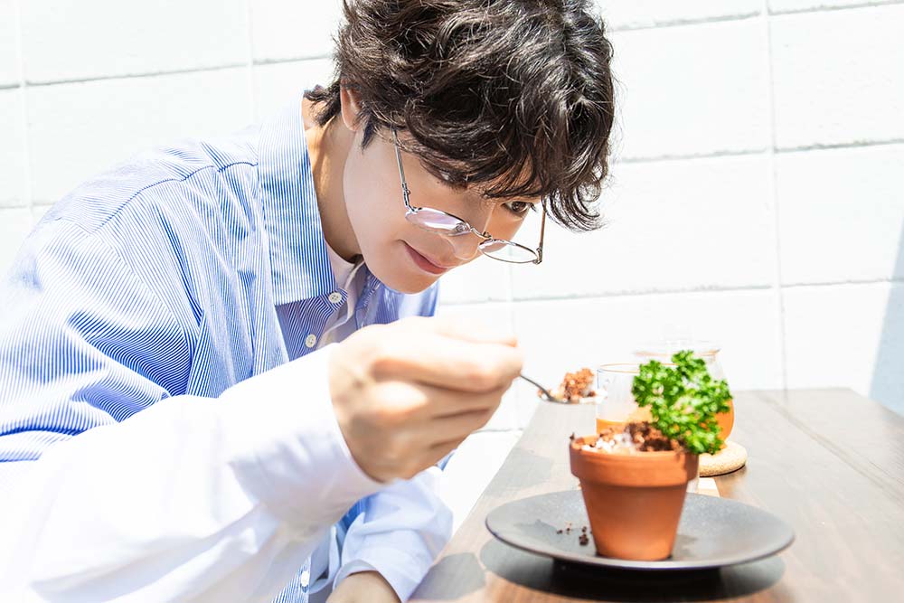 カフェで過ごす塩野瑛久さん