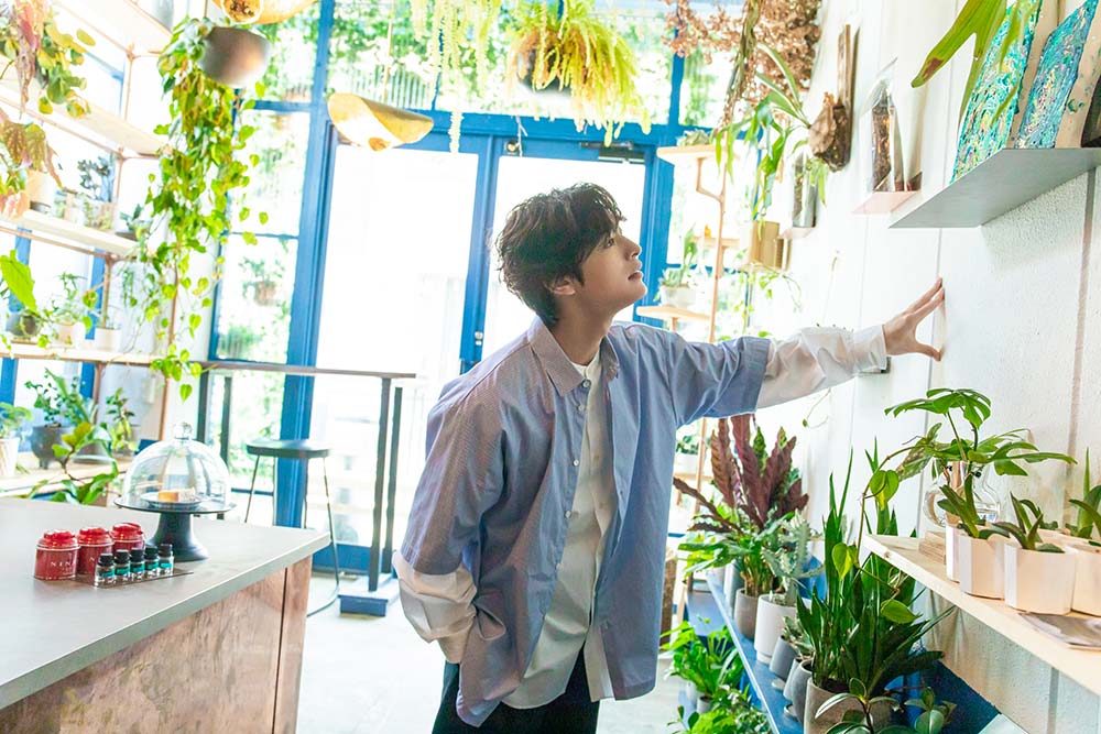 植物を見る塩野瑛久さん