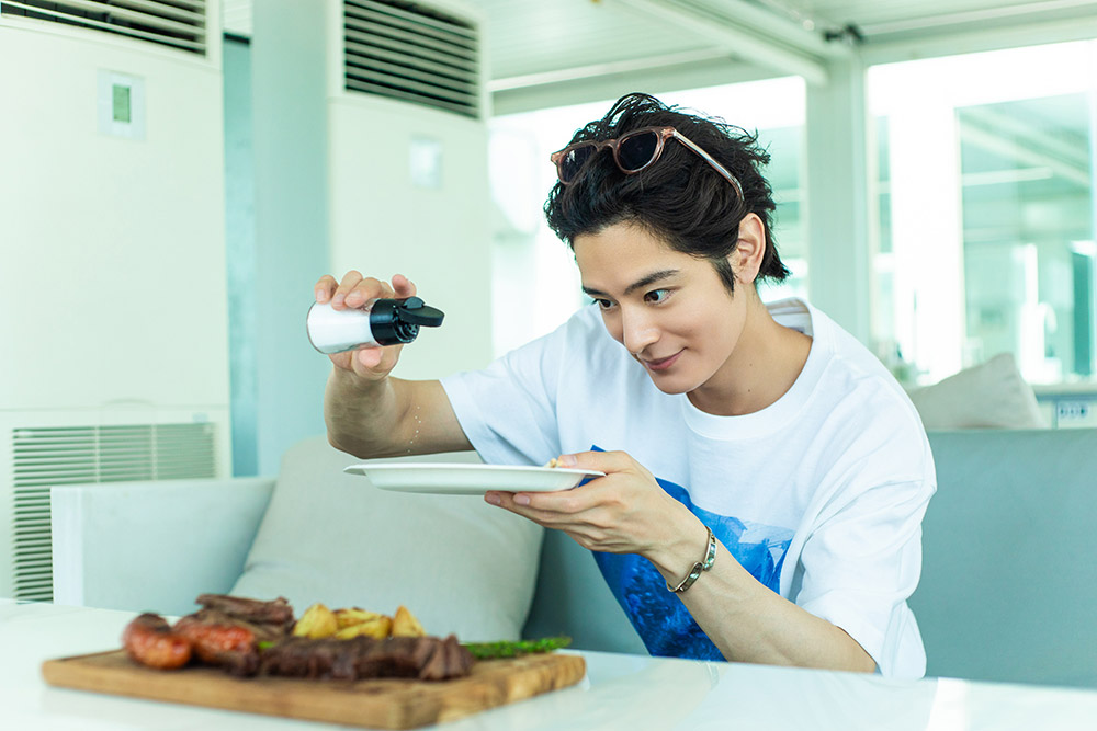 お肉を食べようとする塩野瑛久さん