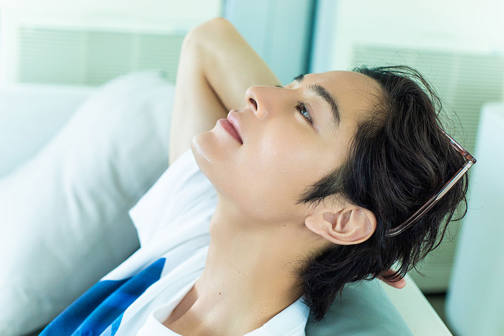 ソファに座った塩野瑛久さん