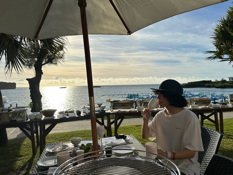 ワインを飲む人