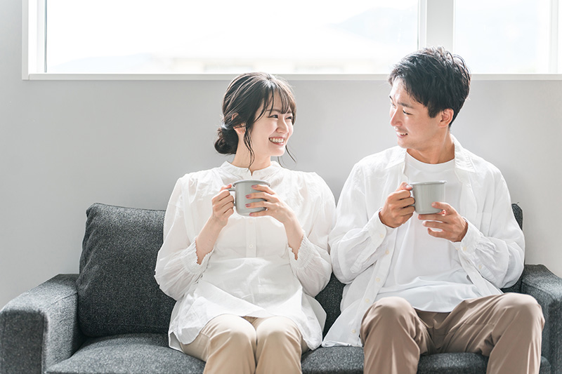 リビングでくつろぐカップル