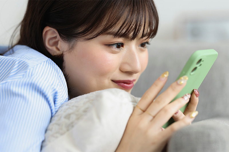 スマートフォンを見る女性