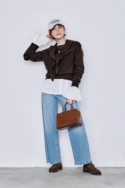 ◆白キャップ×白ブラウス×ブラウンニット×デニムパンツ