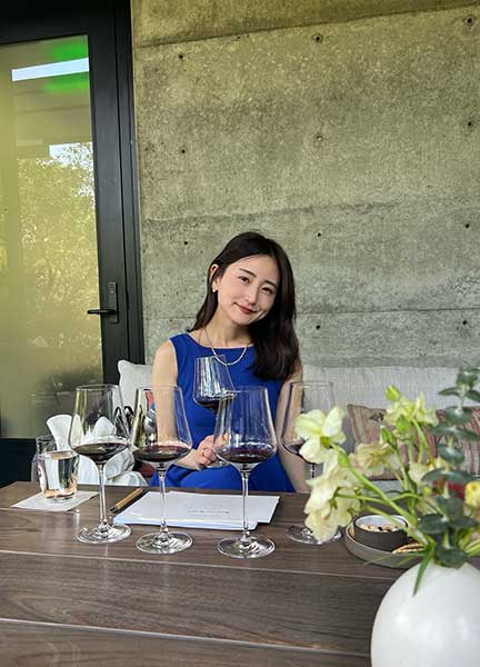 ワインを飲むCOHINAディレクター・田中絢子さん