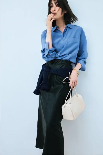 ブルーシャツ×黒タイトスカート×ネイビーニット