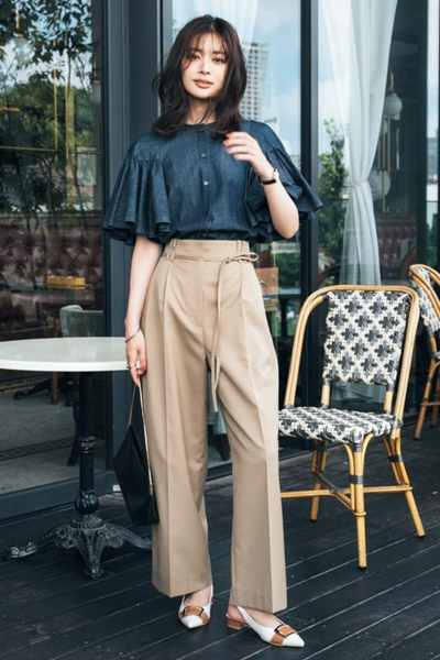 【9/12のコーデ】ふわりと広がる袖がレディなデニムブラウスは、細身パンツですっきりと