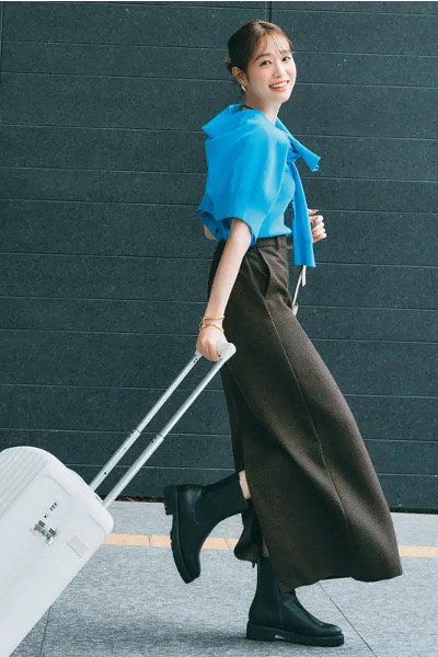 カーキロングタイトスカート×ブルーカーディガン