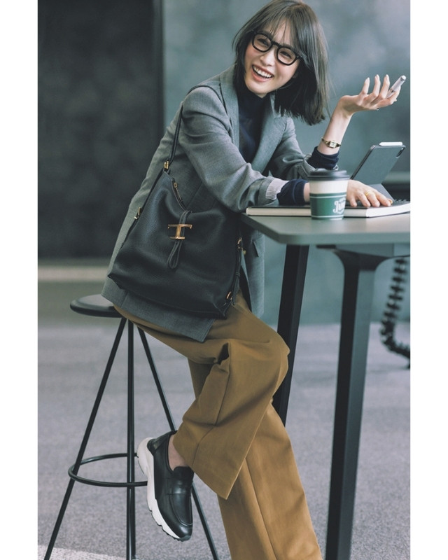 グレージャケット×キャメルパンツ×トッズの黒バッグコーデの別アングル写真