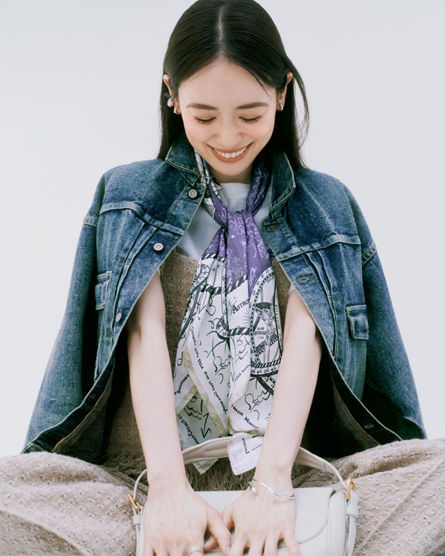 Gジャン×ベージュパンツ×紫ベースのスカーフコーデ