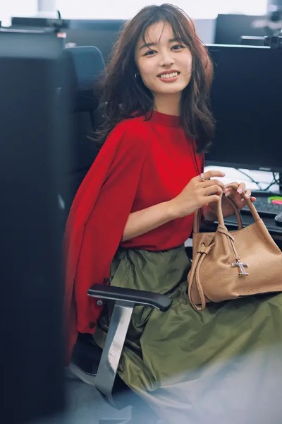 カーキスカート×赤アンサンブルニット