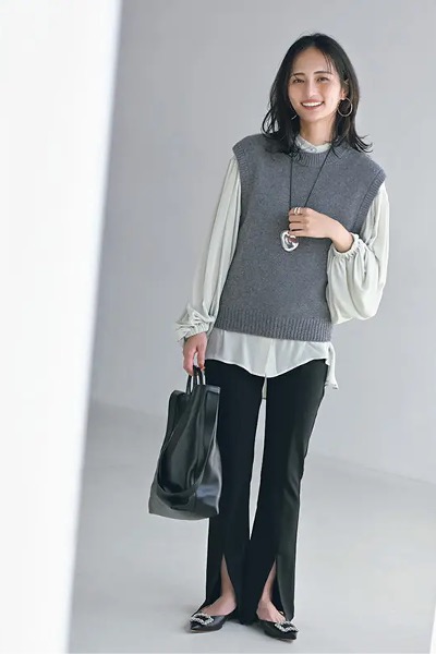 スリット入りパンツ×白ブラウス×グレーニット