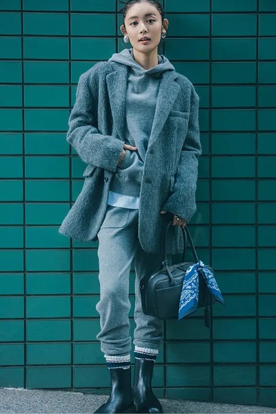 グレーパンツ×グレーニット×グレージャケット