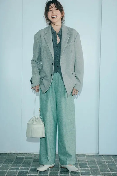 グレージャケット×ライトグリーンパンツ×グレーニットコーデ