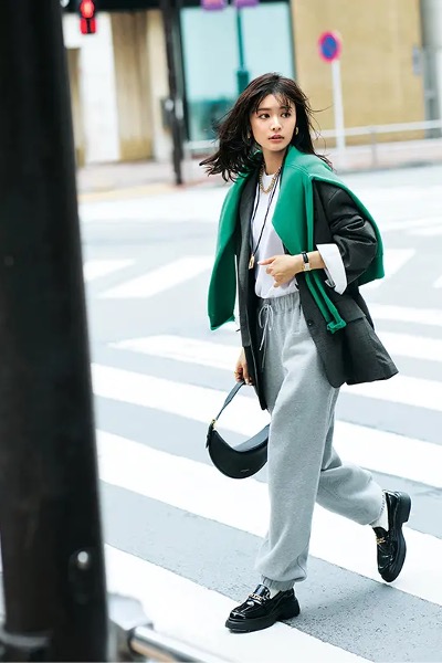 グレースウェット×タンクトップ×ジャケット