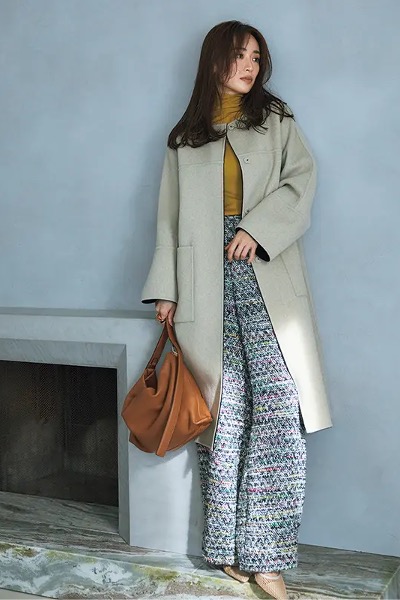 ツイードパンツ×イエローニット×ベージュコート