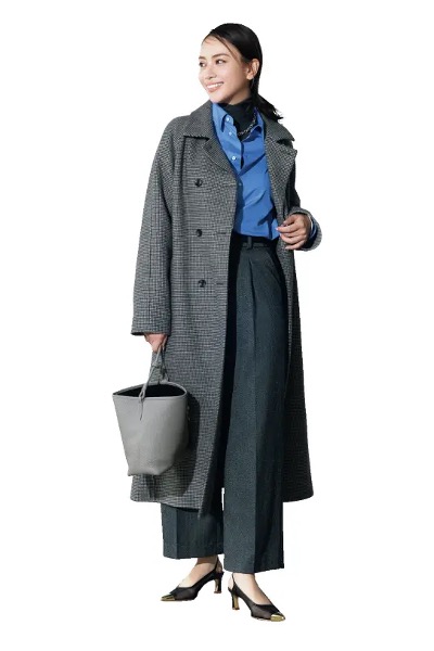 グレーパンツ×ブルーシャツ×タートルニット×グレーコート