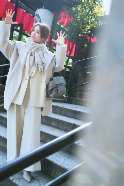 白ジャケット×白ワイドパンツ×白コートコーデ