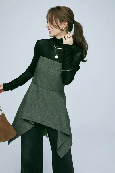 黒細身パンツ×シアータートル×ペプラムビスチェ