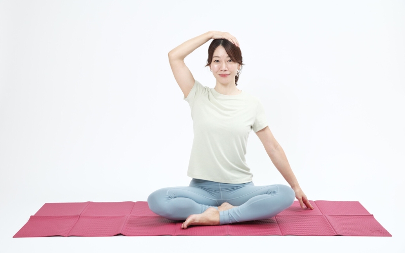 肩甲挙筋ストレッチ：腕の重さを使うやり方①