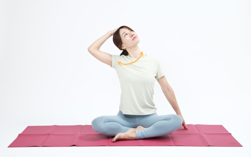 肩甲挙筋ストレッチ：腕の重さを使うやり方③