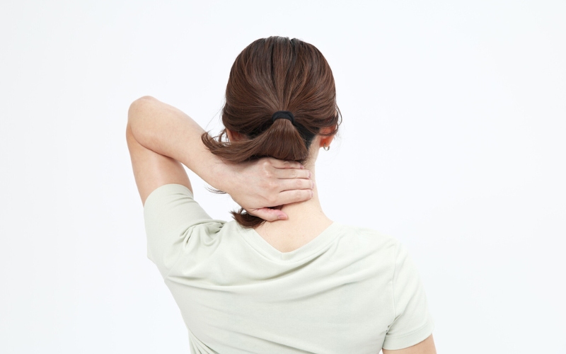 肩甲挙筋ストレッチ：手で押さえながら頭を倒す①