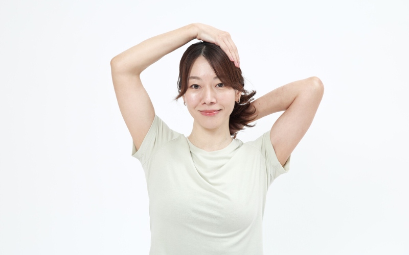肩甲挙筋ストレッチ：手で押さえながら頭を倒す②